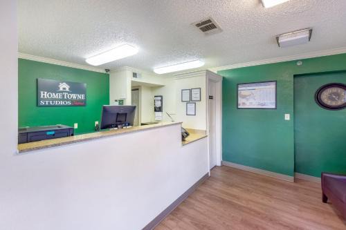 HomeTowne Studios by Red Roof Dallas - North Addison - Tollway in Addison