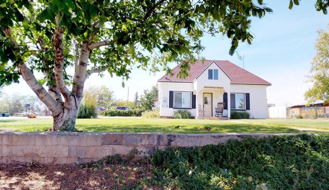 Hot Tub and Grandma's Cottage, Charming and Nostalgic in Blanding