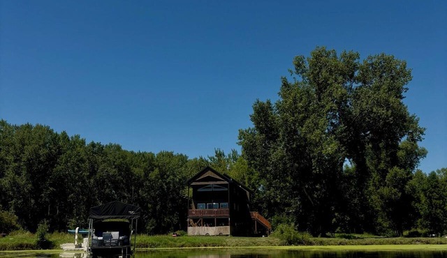 Hot Tub · Lakefront · Fire Pit · Grill · Cold Plunge · Retreat Near Minneapolis in Grasston