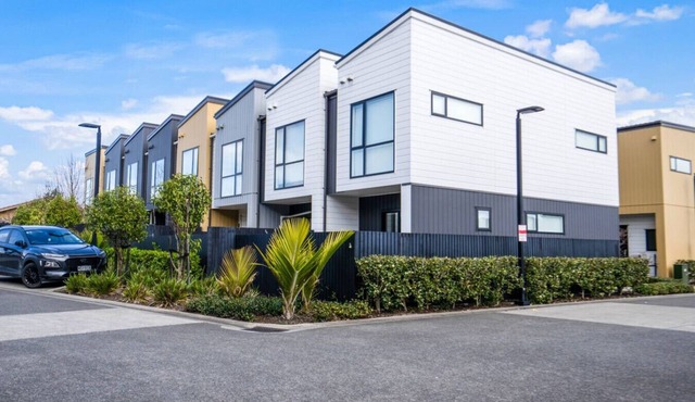 Huntington Townhouse with Patio and Parking in Auckland East