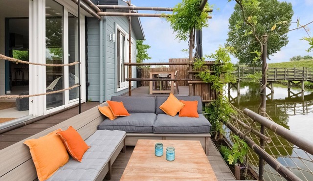 Idyllic waterfront vacation home in Ooltgensplaat