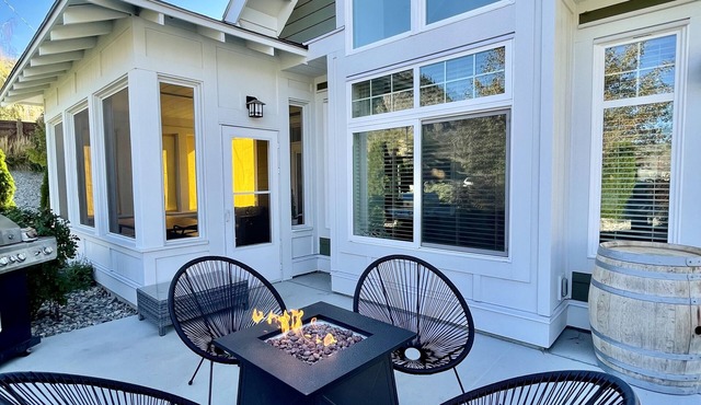 *Impeccable 3 bedrm cottage in sought-after "The Cottages" Osoyoos Lake & beach in Oliver