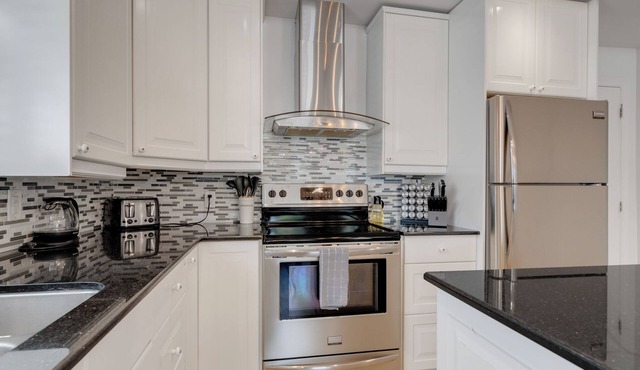 Inviting & Cozy Gem: Prime Location + FREE EV Parking in Gatineau