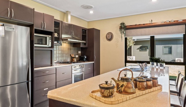Kickenback Lodge - 3BR Lodge l Gym l Indoor Pool l Tennis l WiFi l Air-Con in Crackenback