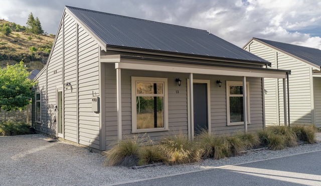 Kiwi Ski Cottage - Wanaka Holiday Home in Wanaka