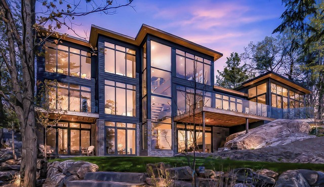 Lake Joseph, newly built, 5-Bedroom, Gym, boathouse, rooftop deck - fire table in Port Carling