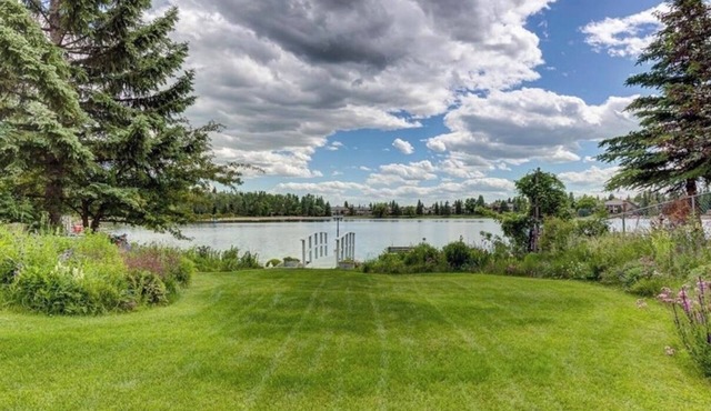 Lakefront 6BR home w/dock, hot tub, games, sleeps 16—perfect for families! in Calgary