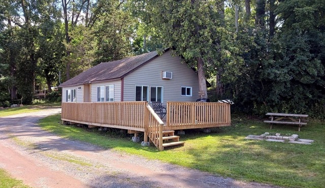 LAKEFRONT COTTAGE #5 - PRINCE EDWARD COUNTY - LAKE CONSECON RESORT in Prince Edward