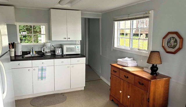 LAKEFRONT COTTAGE#4 -Blue Cottage close to Sandbanks ,Winery and Wellington in Prince Edward
