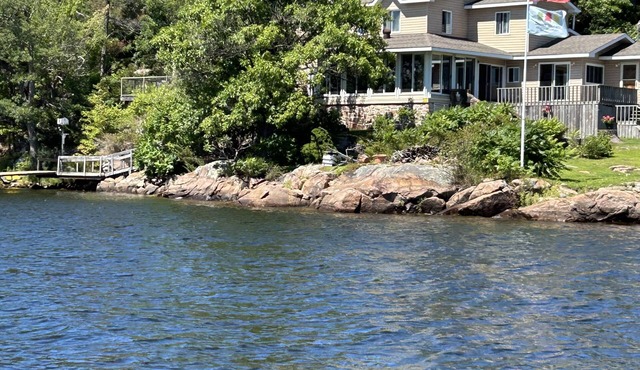 Lakefront Island Cottage, on Georgian Bay in Beautiful Honey Harbour in Georgian bay