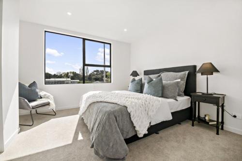Lakewalk Retreat Luxe 3BR Home Near Lake and Beach in Auckland
