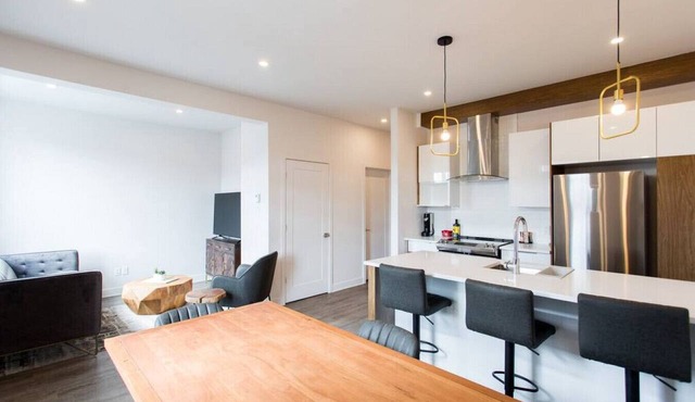 Light Filled 2 Bdr Unit in Mile End by Denstays in Montréal