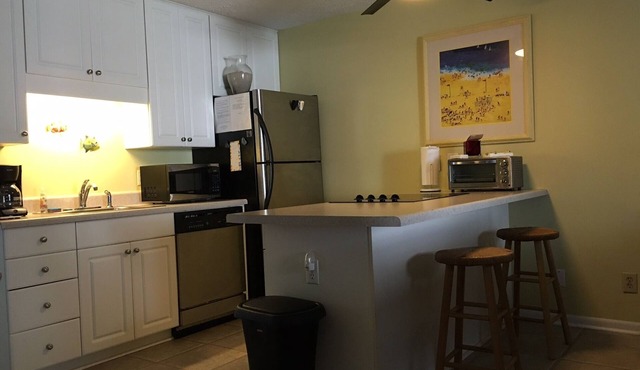 Lovely Condo steps from beach, pool, Carolina Lake View, Walk to everything in Carolina Beach
