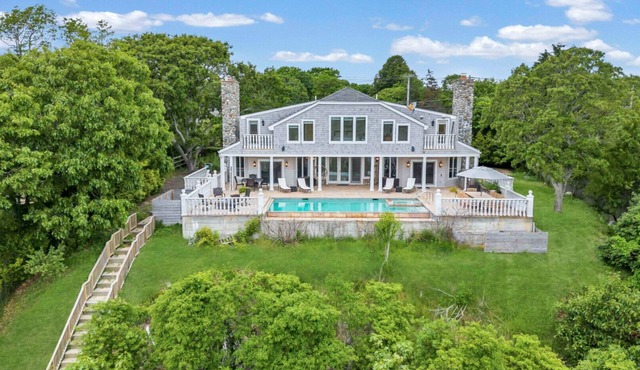 Luxurious Amagansett home perched on a hill, amazing views, exceptional. in Amagansett