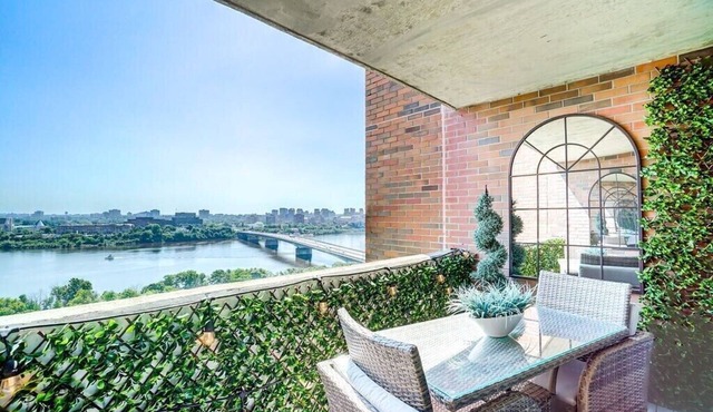 Luxurious river-view condo 2 minutes from Ottawa in Gatineau