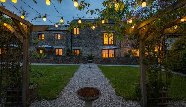 Luxury Barn Conversion, hot tub & EV charger - An ideal family and friends getaway in Looe