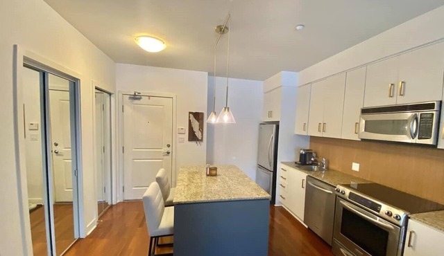 Luxury Condo on Bear Mountain—travel nurses! pets! in Langford