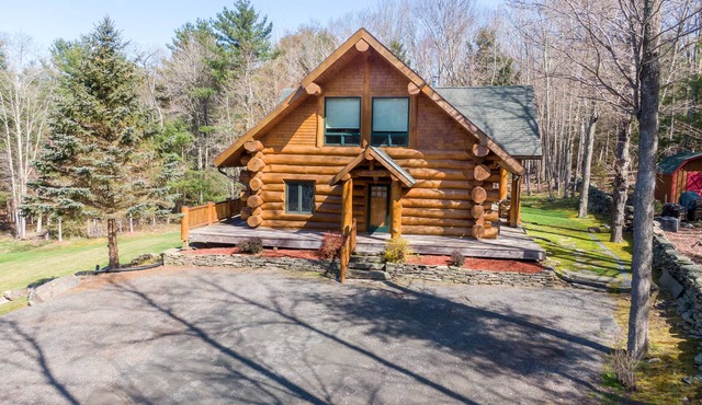 Luxury Log Cabin-Windham Mountain. Amazing sunsets, large lawn, deck, fireplace in Windham