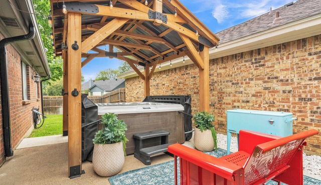 Mansfield Farmhouse, Hot Tub, Arcade, Near AT&T Stadium, Sleeps 6 + Pets OK in Mansfield