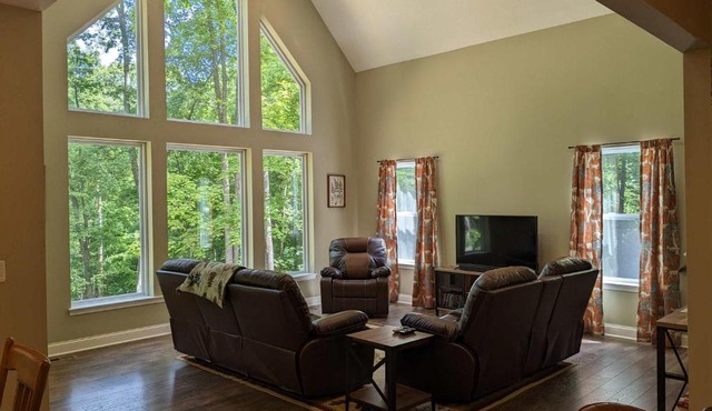 Modern 2 BD cabin with hot tub & Games & Central Loc in Rockbridge