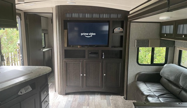 Modern 30' Trailer, 2 Baths, 2 Bedrooms, Riverside, 4 min Walk to Beach in Wasaga Beach
