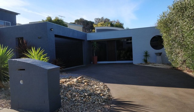 Modern Luxury 4bdr Beach house Family Friendly. NBN. 2 Smart TV’s, New Kitchen in Torquay