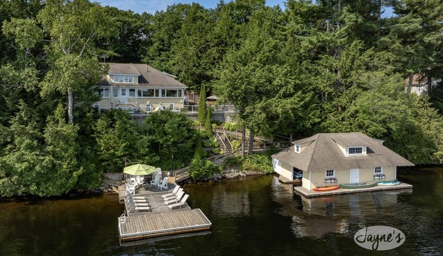 Muskoka Paradise! Spacious & Inviting, Great Deck! Sleeps 16! Hot Tub! Bala! in Muskoka Lakes