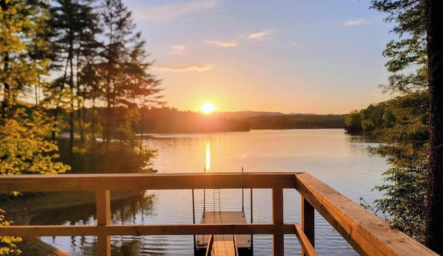NEW Lakefront Beach, Game Room, Hot Tub, Treehouse, Kayaks, Dock, Movie Room in Nebo