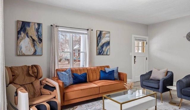 Newly-renovated 2-bedroom House with a Luxurious Massage Chair in Springfield