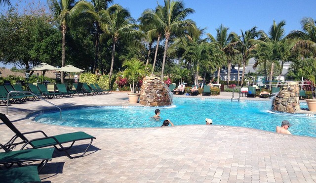 Newly updated beautiful condo in Naples Florida on Golf Course Beach nearby in Naples