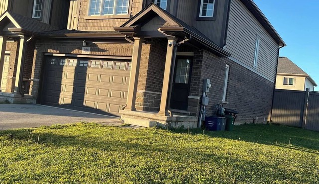 Niagara Getaway 4bdrm, 4bths. 18 min to Falls. 'Isla Paraiso Verde' in Thorold