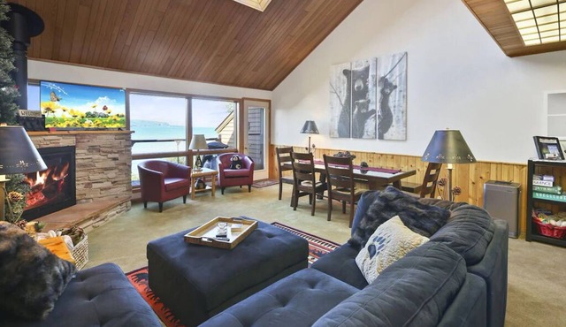 North Shore Nirvana: Lakefront, Deck, Fireplace in Two Harbors