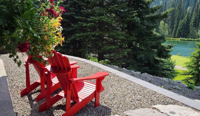 One Bedroom Suite Overlooking The Golf Course, With Beautiful Mountain Views in Sun Peaks