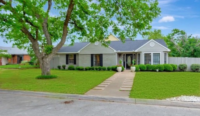 Only Minutes to Historic Grapevine, Walking Distance to Grapevine Lake in Grapevine