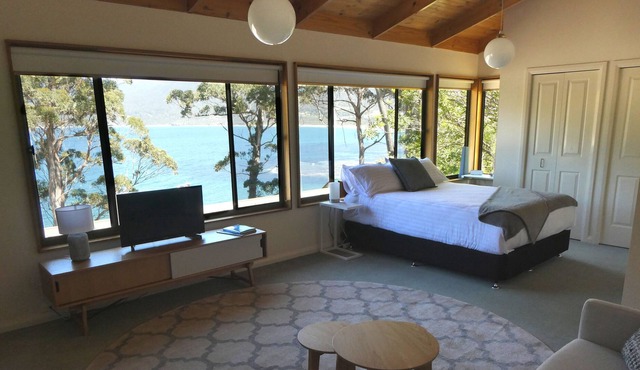 Osprey Beach Bungalow with stunning ocean views in Eaglehawk Neck