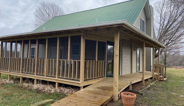 Peace and quiet of country living within minutes of city amenities. in Scottsville