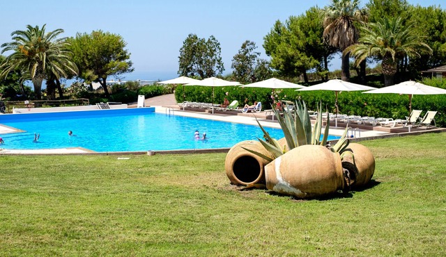 Pet-Friendly Holiday Home Lentia G4 with Pool, Tennis Court & Garden in Vulcano