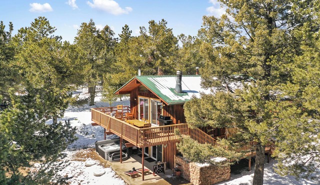 Pikes Peak Panorama - 2 acres- Fire Pit - Hot Tub - Starlink in Woodland Park