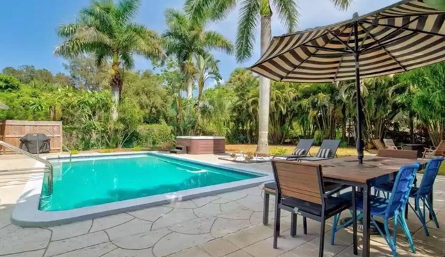 Pineapple House - near beaches - private SOUTH facing POOL & HOT TUB - walkable in Sarasota