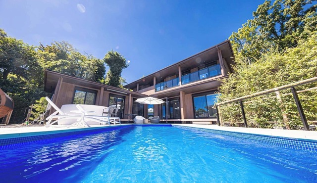 Play in the pool spend time in the pool live in /Ito Shizuoka in Ito