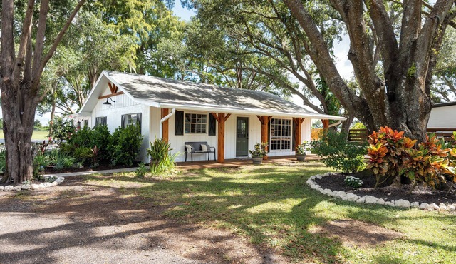 Private 6-Acre Ranch : 2 Homes + Game House + Barn in Bradenton