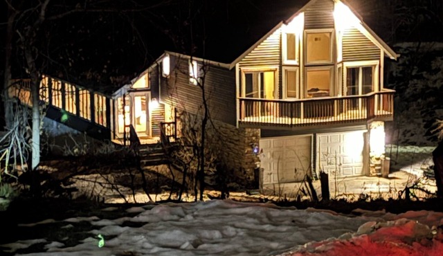 Private In City retreat 12+ Guests 4 bedrooms 3.5 Bath +Bonus Kitchen downstair in Cedar Rapids
