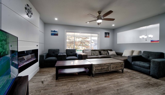 Private modern home, 5 beds, Central Langley in Langley