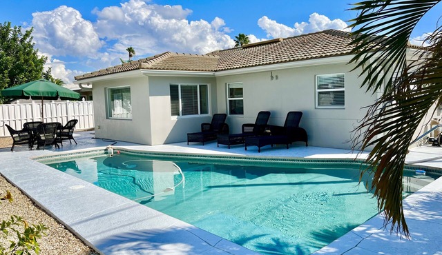 Private Pool, 5min walk to beach, Peaceful, beautiful neighborhood in St Pete Beach