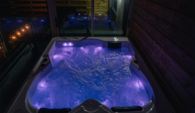 Proche de Rennes, La luxueuse Suite Joséphine, jacuzzi privatif et bien être in Guipry-Messac