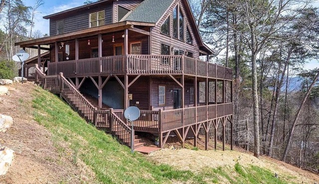 Pvt Mountain log Cabin with Views, Hot tub, pet friendly, central location in Murphy
