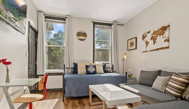 REMODELED Splendid Flat in Bucktown +Back Porch, Ranked GUEST FAVORITE! Pets OK! in Chicago