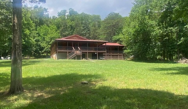 Remote Riverfront Cabin: Hot Tub * Fast Wi-Fi * Disc Golf * Pool Table * Games! in Luray