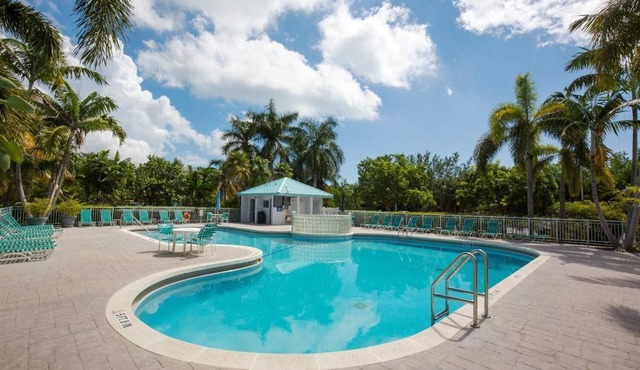 Renovated 2BR/2BA Condo Pool Spa Tennis Walk to Smathers Beach! in Key West