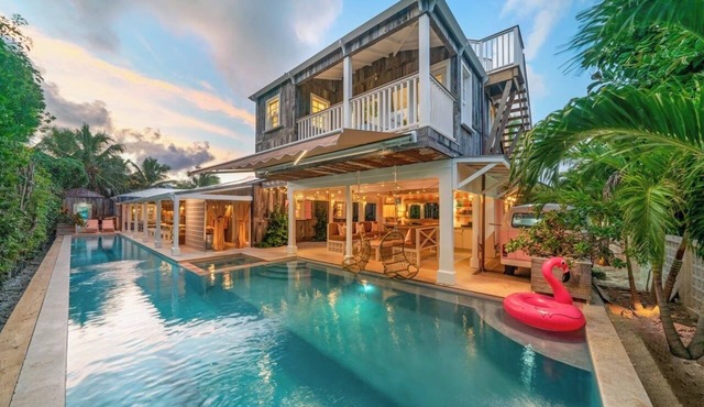 Retro Designer Bungalow 200' from Beach w/VW Bus Grill & Pool in Harbour Island